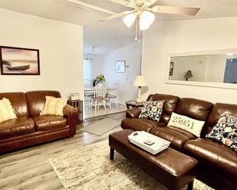 3 BR 2 Bath house in Hinton, WV inside the New River Gorge National Park. - Hinton - Sala de estar