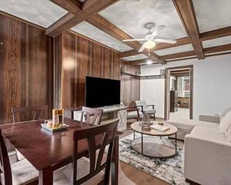 Lawrenceville Loft off Butler - Top Floor & Bespoke Woodwork - Pittsburgh - Living room