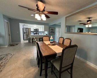 Charming waterfront escape 2-bedroom house with WiFi, AC in lovely Hudson - Hudson - Comedor