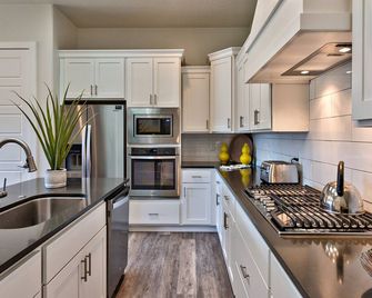 4 En Suite BRs w/ 2 Kings on the 18th Green - Saint George - Kitchen