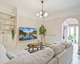 Malleus House - Barrow-in-Furness - Living room