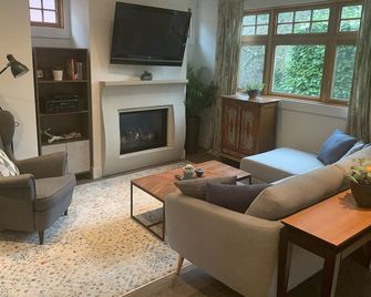 Beautiful Kitsilano 3 Bedroom, 2.5 Bath Vancouver Near the Ocean - Vancouver - Sala de estar