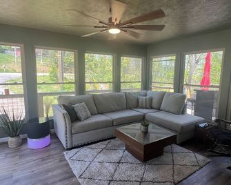 Cozy 2-bedroom + Loft Wood Cabin in Rocky Top with AC - Rocky Top - Sala de estar