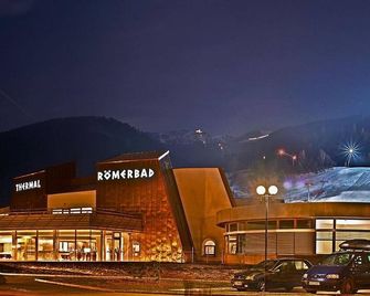 Doppelzimmer Kaiserburg mit Balkon - Pension Gertraud - Bad Kleinkirchheim - Gebäude