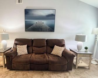Fully furnished Executive suite for single or couples. - Crockett - Living room