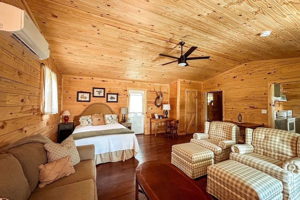 Charming cabin surrounded by farmland in lovely Pulaski - WiFi included - Pulaski - Спальня