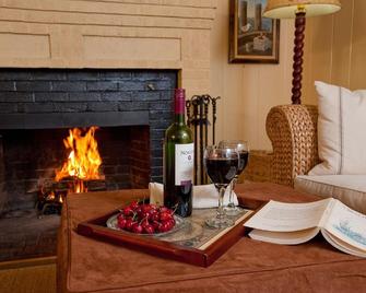 Ship's Knees Inn - Orleans