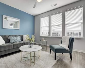 Luxurious 1bed/1bath - King Bed -Pool - Fishers - Living room