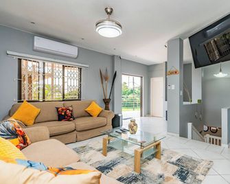 18 OnThorn-Four Bedroom House - Grid Tied 10kva Solar System - Durban - Sala de estar
