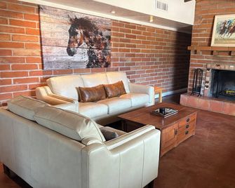 Quiet 3 acre Ranch Home with incredible mountain views!! - Tanque Verde - Sala de estar
