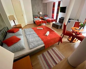 Belvárosi Panzió - Siófok - غرفة نوم