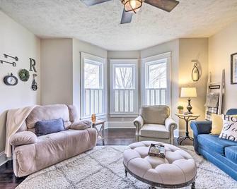 Lush, Modern Farmhouse with Mtn Views and Sunroom - Edinburg - Living room