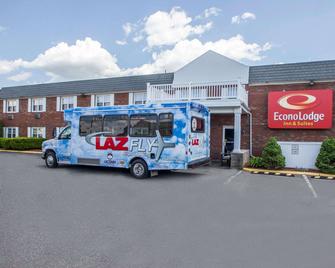 Econo Lodge Inn & Suites Airport - Windsor Locks - Building