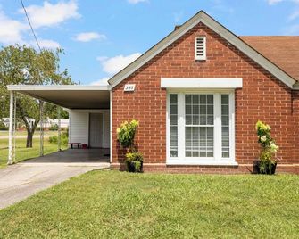 2BR house minutes from Holston Valley & Eastman - Kingsport - Building