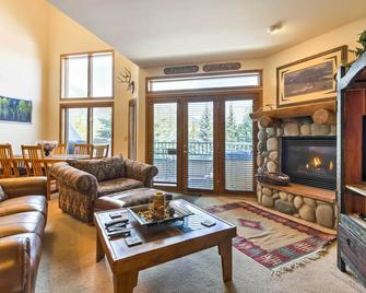 7 Mi to Skiing Main St Frisco Condo with Balcony! - Frisco - Living room