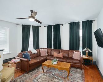 Large Bi-level Apartment in Heart of Manayunk - Filadelfia - Sala de estar