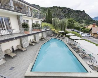 Hotel La Perla - Тремеццина