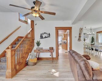 -Rare- in-Village Rental! 4-Bedrooms W Hot Tub & Ac - Ellicottville - Sala de estar