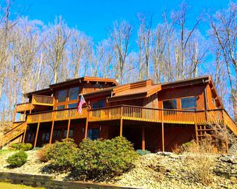 Stunning Cabin Rental with a Hot Tub Overlooking Fishing Creek near Sproul State Forest, Pennsylvania - Mill Hall - Building