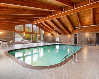 AmericInn by Wyndham St. Peter - Saint Peter - Piscina