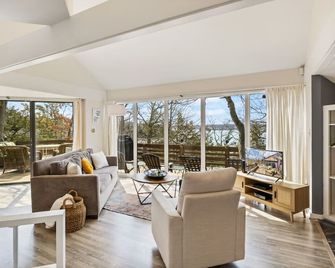 Access to Pools, Sauna and Scenic Decks - Charming Tree Top Retreat - Lake Ozark - Living room