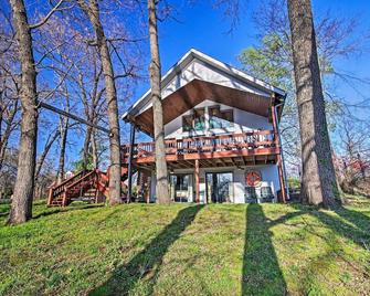 Fire Pit and Boat Slip Waterfront Grove Getaway - Grove - Edificio