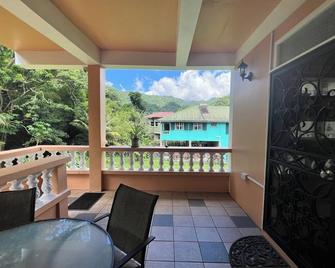 The Escape, Copthall - Roseau - Balkon