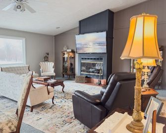 Event Rental 10br/10ba Sleeps 29 B&b Near The Lake - Marblehead - Sala de estar
