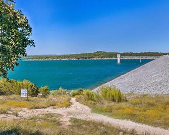 Flirty Flamingo Studio 1 Mi to Canyon Lake - Canyon Lake