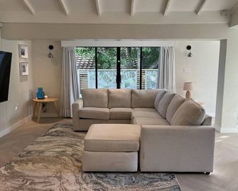 Charming 2-bedroom house in lovely Orange Bay Negril with WiFi, AC - Orange Bay - Living room