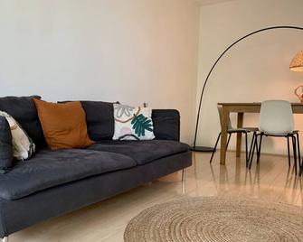 Lovely 1 bedroom apartment - 10 min from the beach and train station - Bankstown - Living room