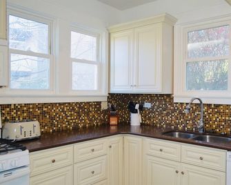 Welcome to Blue and Gold Getaway! - Morgantown - Kitchen