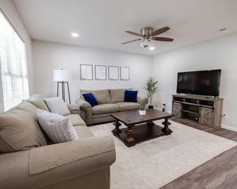 Trailside Townhouse - Close to Downtown & Bike Trails - Bentonville - Living room