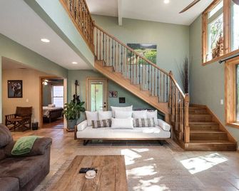 A Touch Of Tx Hill Country-Soco Austin, Big 5br, Swimspa-Seats 10, Sauna, 7 Beds - Austin - Living room