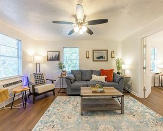 Charming 2-bedroom apartment with AC, WiFi in Benton - Benton - Вітальня