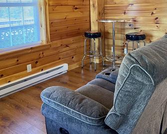 Spacious Salmon River Waterfront Lodge for 6 - Altmar - Sala de estar