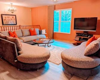 Spacious Countryside Cabin w/Hot Tub and Firepit - Chatham - Living room