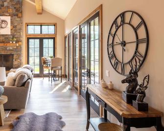 The Sheepbend Home - Luxury Home Steps to River! - Bellevue - Sala de estar