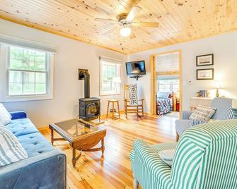 Enchanted Lake Huron Cottage w/ Beach Access! - Rogers City - Sala de estar