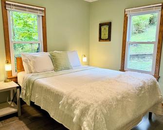 Cayuga lake cottage with private lake access - Washingtonville - Bedroom