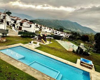 3-bedroom house in quaint Ciudad Vieja with WiFi, AC;Heating, hot water, gated.. - Ciudad Vieja - Piscina