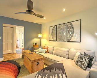 Modern Mountainside Home w/ Large Deck, Near Downtown & Skiing - Glenwood Springs - Wohnzimmer