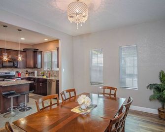 Large 3br/2ba Family Home W/Patio Near Downtown! - San Antonio - Ruokailuhuone