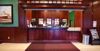 Mackinaw Beach & Bay Inn & Suites - Mackinaw City - Front desk
