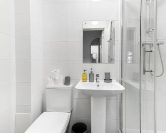 Pinewood Studios, Iver Slough Heathrow 1 & 2 Bedroom Apartments with Parking by Arista Living - Iver - Phòng tắm