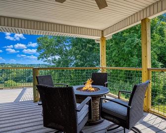 Broadview, River, Golf Course, Games, Free Attraction Tickets, Hot Tub, Wifi!!! - Kodak - Balcony