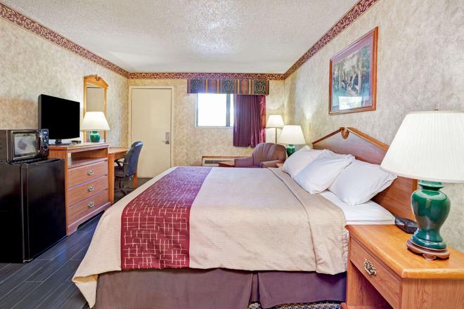 Days Inn Suites By Wyndham Monroe 54 5 5 Monroe Hotel