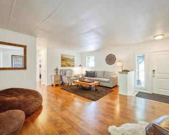 Milk barn Magic: Vineyard Escape with 2 Bedrooms - Forestville - Living room