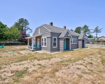 1Nt. Ok, Walk to Beach and Town, Romantic, Firepit, BBQ (Bungalow2) - Ocean Park - Building