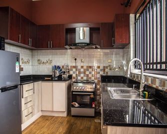 Malachite Apartments - Campala - Cozinha